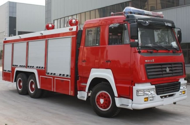 重汽后雙橋6噸干粉消防車頭部右側(cè)圖片