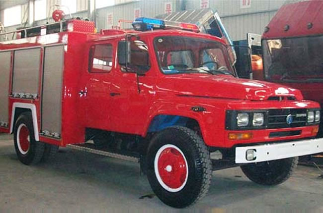 東風140尖頭泡沫消防車