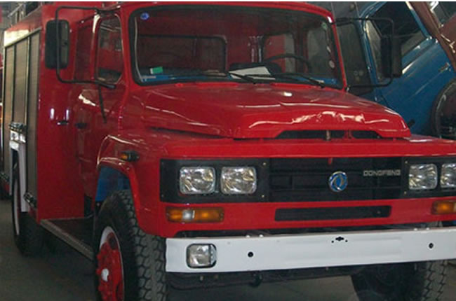 東風140尖頭泡沫消防車頭部右側圖片