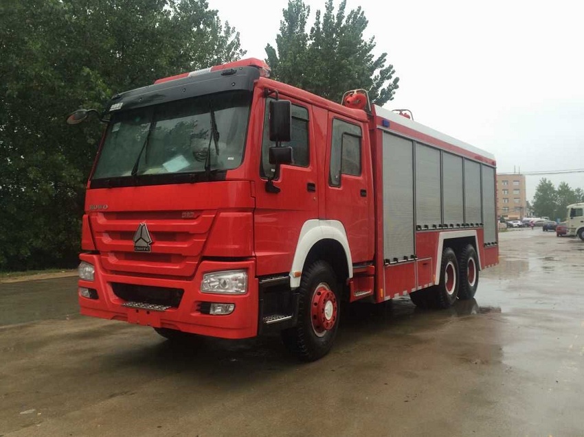 重汽豪沃后八輪消防車臉部側面展示圖