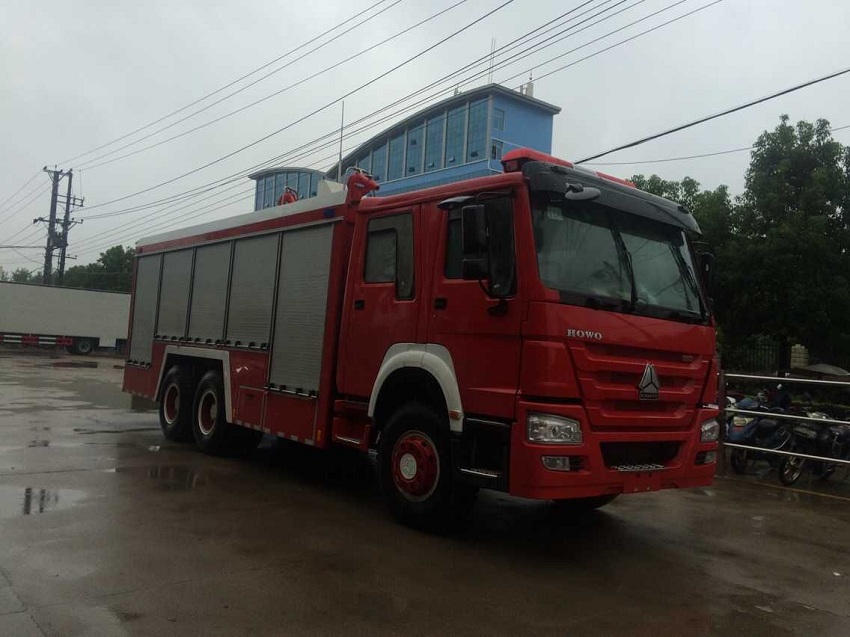 重汽豪沃后八輪消防車側面臉部圖片